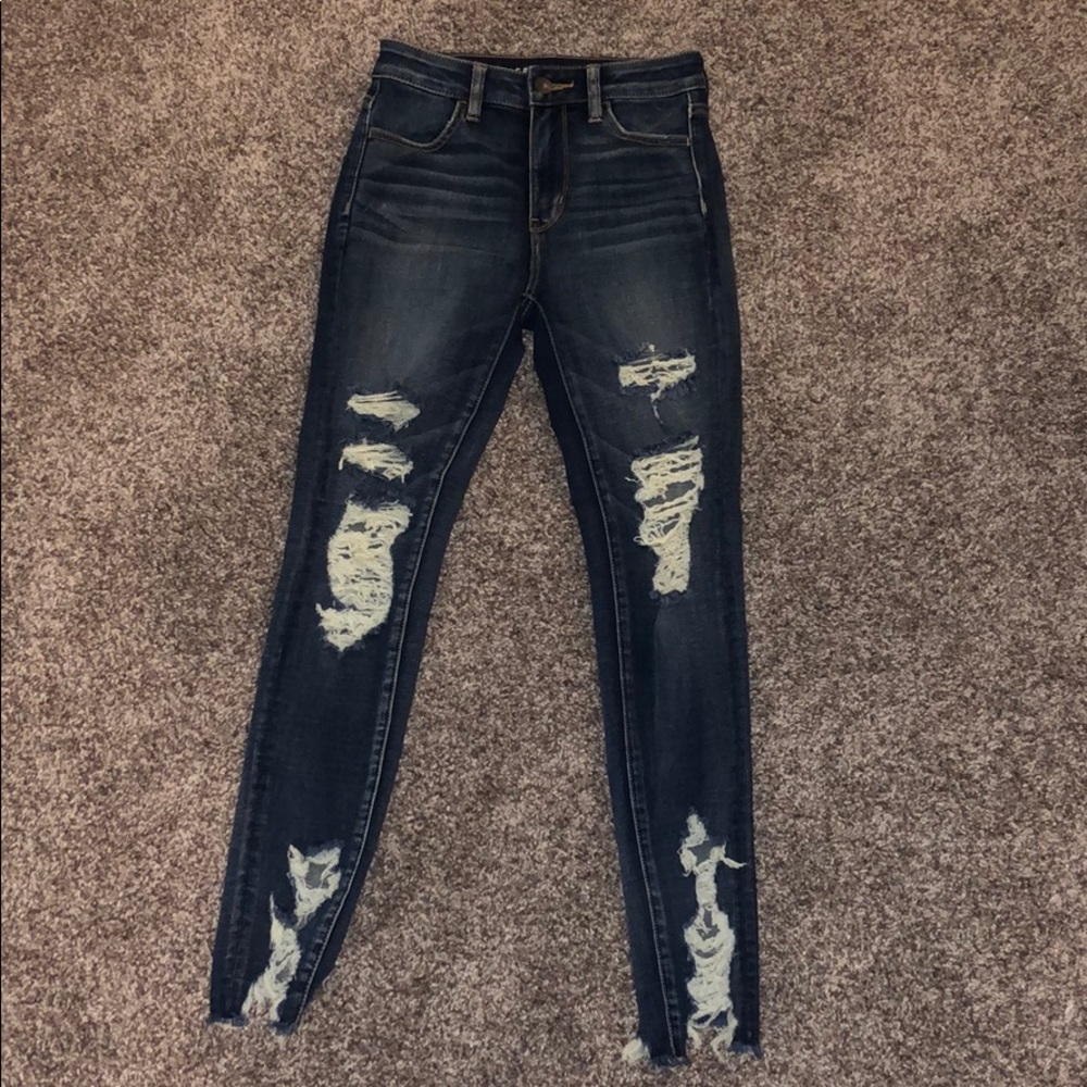 High-waisted ripped jeans